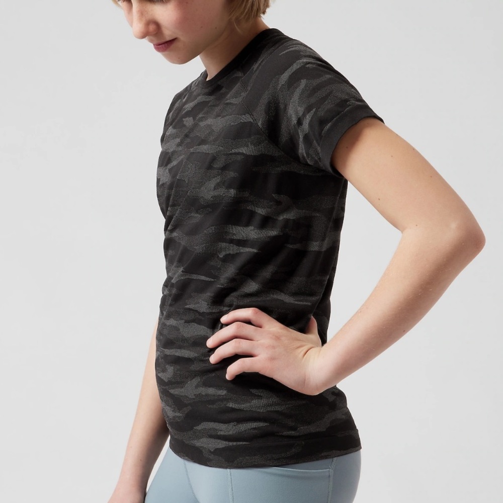 Athleta Girl Camo Power Up Seamless Tee black and grey